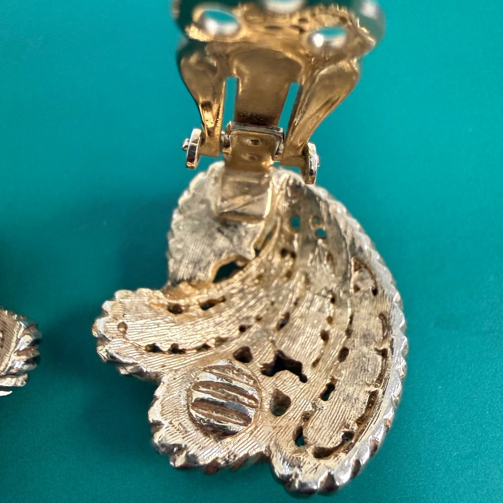 Vintage Gold-Tone Pearl & Crystal Clip-On Earrings - Elegant Women Jewelry - Picture 6 of 7